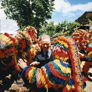 Jorge Sampaio, ao centro, entre elementos do grupo dos caretos de Podence, por ocasião das Jornadas de Interioridade.