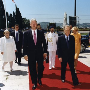Visita oficial do Presidente dos Estados Unidos da América. O Presidente da República Jorge Sampaio, à direita, acompanhado pelo homólogo americano, Bill Clinton, à direita, à entrada do Mosteiro dos Jerónimos.