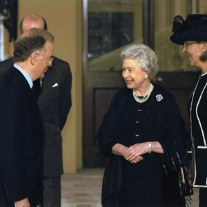 Visita oficial ao Reino Unido. O Presidente da República Jorge Sampaio, à esquerda, e Maria José Ritta, à direita, são recebidos pela Rainha Isabel II, ao centro, no Palácio de Buckingham.