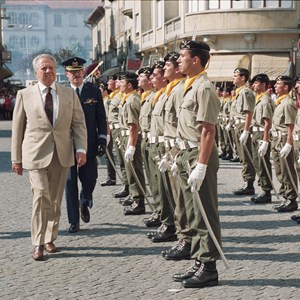O Presidente da República Mário Soares, à frente, passando revista às tropas de Cavalaria, que lhe prestam honras militares, por ocasião do Dia de Portugal, de Camões e das Comunidades Portuguesas.