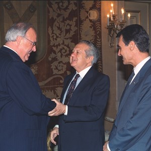 O Presidente da República Mário Soares, ao centro, com o primeiro-ministro Aníbal Cavaco Silva, à direita, cumprimentando o chanceler alemão Helmut Kohl, à esquerda, por ocasião do Conselho da Europa.