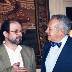 O Presidente da República Mário Soares, à direita, conversando com o escritor britânico Salman Rushdie, à esquerda.