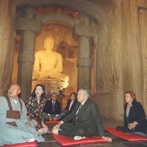 Visita oficial ao Japão. O Presidente da República Mário Soares, ao centro, com Maria Barroso, à direita, numa visita a um templo budista.