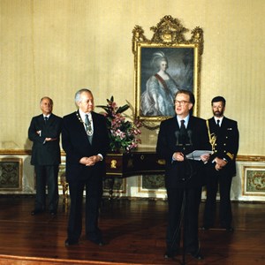 O Presidente da República Jorge Sampaio, à direita, discursando por ocasião da concessão do Grande-Colar da Ordem da Liberdade ao Presidente cessante, Mário Soares.