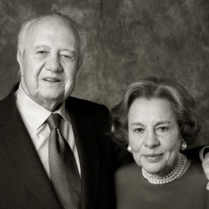 Mário Soares, à esquerda, abraçando Maria Barroso, à direita.