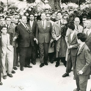 Mário Soares, com um ramo de flores, acompanhado por Humberto Delgado, ao centro, na habitual romagem ao cemitério do Alto de São João, nas comemorações republicanas do 5 de Outubro.