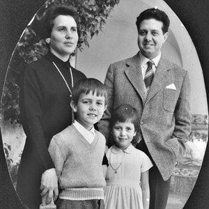Mário Soares, à direita, e Maria Barroso, à esquerda, com os filhos, João, à esquerda, e Isabel, à direita, no Colégio Moderno.