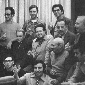 Membros fundadores do Partido Socialista. Em pé, da esquerda para a direita: Fernando Borges, Liberto Cruz, José Neves, Carlos Queixinhas, Jorge Campinos e António Arnault. Sentados, no meio: Maria Barroso, Roque Lino, Rui Mateus, Fernando Vale, Mário Soares, Carlos Carvalho e Ramos da Costa. Sentados, à frente: Fernando Loureiro, Catanho de Menezes, Bernardino Gomes, António Pereira, Gustavo Soromenho e Lucas do Ó.