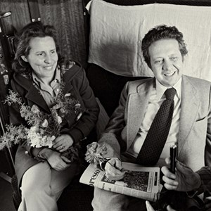Regresso do exílio de Mário Soares, à direita, e Maria Barroso, à esquerda. Entrevista na viagem de comboio Paris - Lisboa, poucos dias depois da Revolução de 25 de Abril de 1974.
