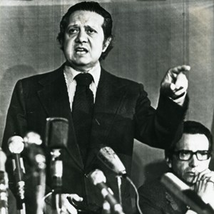 Mário Soares discursando enquanto ministro dos Negócios Estrangeiros. Sentado, Francisco Salgado Zenha.