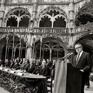 O primeiro-ministro Mário Soares discursando na cerimónia da assinatura do tratado de adesão à Comunidade Económica Europeia, no Mosteiro dos Jerónimos.