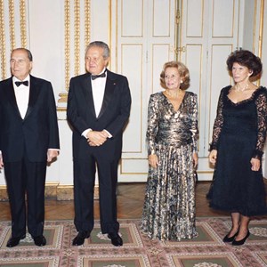 Visita oficial do Presidente francês. Os dois Chefes do Estado, François Mitterand, o primeiro da esquerda, seguido de Mário Soares, Maria Barroso e, por último, Danielle Mitterrand.