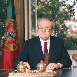 O Presidente Mário Soares lendo a habitual mensagem de ano novo aos portugueses, do seu gabinete, em Belém.