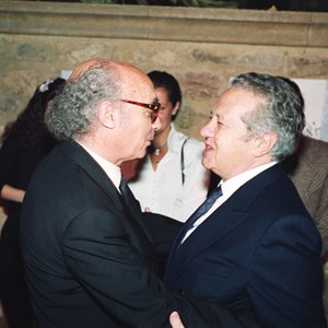 O Presidente da República Mário Soares, à direita, abraça José Saramago, à esquerda, após alocução do escritor na Igreja do Carmo, em Lisboa.