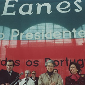 Campanha para as presidenciais de 1981. Venceu António Ramalho Eanes, cumprindo o segundo mandato. O casal Eanes, numa ação de campanha, apoiado por Maria Irene e Francisco Salgado Zenha.