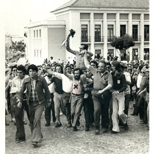 Campanha para as eleições presidenciais de 1976. António Ramalho Eanes levado em ombros, por apoiantes, em frente ao Palácio da Justiça de Estremoz.