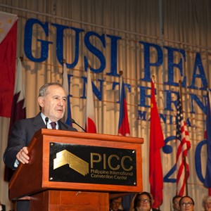 António Ramalho Eanes discursando na cerimónia em que lhe foi atribuído o Prémio Internacional da Paz.