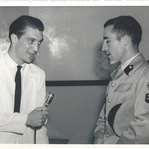 O alferes António Ramalho Eanes, em comissão de serviço na Índia, dando uma entrevista após vitória num concurso de tiro.