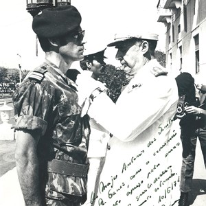 O major António Ramalho Eanes sendo condecorado pelo general António de Spínola, governador e comandante-chefe das Forças Armadas da Guiné, nas cerimónias do dia 10 de junho.