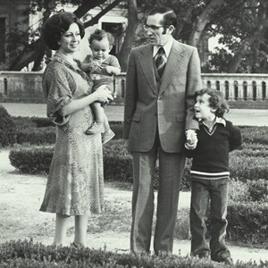 O Presidente da República e a família no Jardim da Cascata. António Ramalho Eanes, à direita, dá a mão ao filho mais velho, Manuel; à esquerda, Maria Manuela Eanes com Miguel ao colo, o filho mais novo.