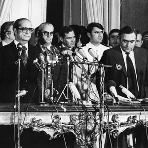 O Presidente da República Francisco da Costa Gomes na cerimónia de tomada de posse do VI Governo Provisório, chefiado pelo vice-almirante José Pinheiro de Azevedo, que lê o compromisso de honra.