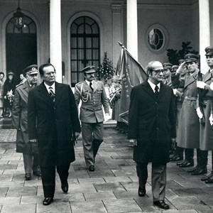 Visita oficial à Jugoslávia. O Presidente da República Francisco da Costa Gomes, à direita, e o Presidente Josip Broz, à esquerda, passando revista à guarda de Honra.