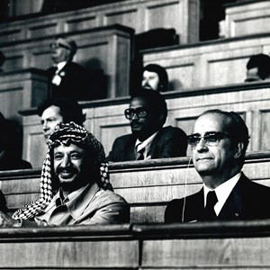 Conferência Internacional pela Paz. Assistem: Francisco da Costa Gomes, à direita; Yasser Arafat, líder palestiniano, à esquerda.