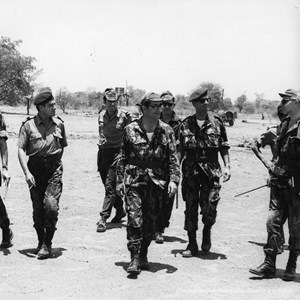 O comandante-chefe da Região Militar de Angola, Francisco da Costa Gomes, caminhando na frente do grupo, em visita às tropas portuguesas aquarteladas.