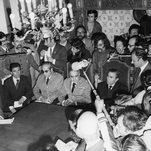 Conferência de imprensa da Junta de Salvação Nacional. Sentados, da esquerda para a direita: Raul Rego (o segundo), Galvão de Melo, Costa Gomes, o Presidente da República António de Spínola e José Pinheiro de Azevedo.