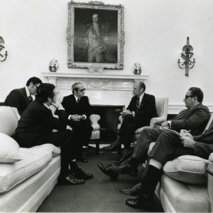 Visita oficial aos Estados Unidos da América. O Presidente da República Francisco da Costa Gomes, de frente, à esquerda, e o Presidente americano Gerald Ford, à direita, na Sala Oval da Casa Branca. Participam também no encontro: Mário Soares, ministro dos Negócios Estrangeiros, o primeiro da esquerda, e Henry Kissenger, o secretário de Estado americano, à direita de Gerald Ford.