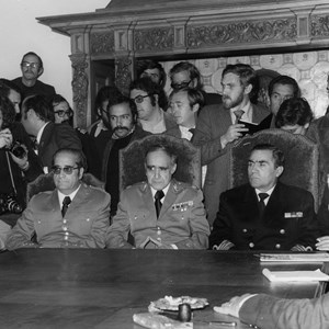 O Presidente da República António de Spínola, ladeado por Francisco da Costa Gomes, à sua direita, e Pinheiro de Azevedo, à esquerda, numa conferência de imprensa da Junta de Salvação Nacional.