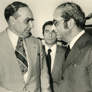 O Presidente da República António de Spínola, à esquerda, vindo dos Açores, em diálogo com o chefe do Estado-Maior General das Forças Armadas, Francisco da Costa Gomes, à direita. Em segundo plano: Francisco de Sá Carneiro, líder do recém-criado Partido Popular Democrático (PPD), mais tarde renomeado Partido Social Democrata (PSD).
