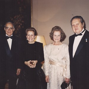 O antigo Presidente António de Spínola, à esquerda, e o Presidente Mário Soares, à direita. No meio: Maria Helena Monteiro de Barros, à esquerda de Mário Soares, e Maria Barroso, à direita de Spínola.