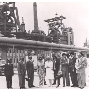 António de Spínola, o quarto a contar da direita, de óculos escuros, e Maria Helena Monteiro de Barros, a quarta a contar da esquerda, com António Champalimaud, o quinto do lado direito, em viagem ao Egito, no âmbito dos estudos de preparação do lançamento da Siderurgia Nacional.