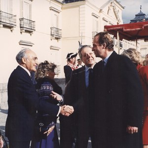 Visita do Presidente Mário Soares a Espanha. António de Spínola cumprimenta o Rei Juan Carlos, ladeado pela mulher, à esquerda, Maria Helena Monteiro de Barros, em frente do Palácio Real de El Pardo. Mário Soares acompanha o Rei, à sua esquerda, e a Rainha Sofia, atrás do monarca.