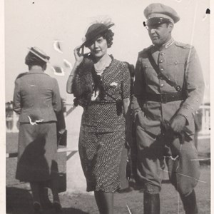 Maria Helena Monteiro de Barros e António de Spínola, durante um concurso hípico.