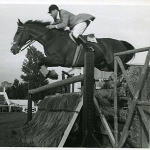 António de Spínola num concurso hípico, montando a égua Antje.