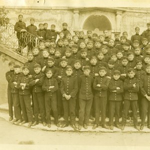 Os alunos do mesmo ano de entrada no Colégio Militar. António de Spínola é o primeiro da segunda fila, à esquerda.
