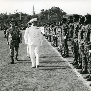 António de Spínola, de uniforme branco, governador e comandante-chefe das Forças Armadas da Guiné, passando revista às tropas.