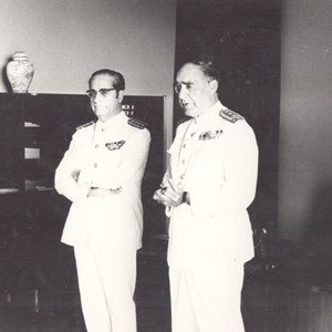 António de Spínola, à direita, com o chefe do Estado-Maior General das Forças Armadas, Francisco da Costa Gomes, à esquerda, por ocasião da deslocação deste à Guiné.
