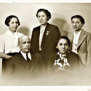 José Mendes Cabeçadas Júnior com a família. O casal, José e Maria das Dores Cabeçadas, sentados, à esquerda e à direita, respetivamente. Atrás, de pé, as filhas; da esquerda para a direita: Maria da Graça, Maria Dolores e Maria José.
