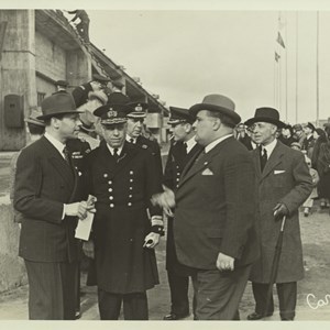 O contra-almirante José Mendes Cabeçadas Júnior, em primeiro plano, ao centro, durante uma cerimónia na Base Naval do Alfeite.
