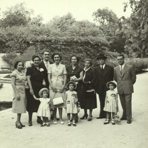 José Mendes Cabeçadas Júnior, o segundo a contar da direita, na companhia de familiares e amigos.