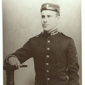 José Mendes Cabeçadas Júnior aos 19 anos de idade, quando se alistou no Regimento de Cavalaria n.º 2, Lanceiros d’El Rei, na calçada da Ajuda.