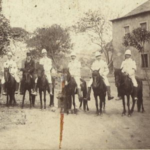 José Mendes Cabeçadas Júnior a cavalo, o primeiro a contar da direita, na sua primeira comissão militar, em Moçambique.