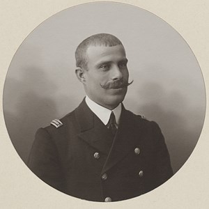 A participação determinante de José Mendes Cabeçadas Júnior, na Revolução de 5 de Outubro de 1910, valeu-lhe uma promoção extraordinária, por distinção: de segundo-tenente subiu a capitão-tenente, ultrapassando o posto intermédio — primeiro-tenente.