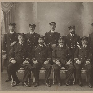 Os oficiais de Marinha que participaram na revolução republicana de 1910. José Mendes Cabeçadas Júnior é o primeiro da esquerda, na fila de trás, ainda com os galões de segundo-tenente.