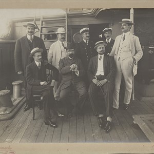 O capitão-tenente José Mendes Cabeçadas Júnior, sentado, à esquerda, trajando à civil, durante a viagem ao Brasil.