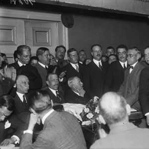 O capitão-de-fragata Mendes Cabeçadas, sentado, à esquerda, olhando para a objetiva, acompanhado por Francisco da Cunha Leal, o 4.º a contar da direita, em pé, na linha da frente, numa reunião de dirigentes do Partido Republicano Nacionalista, realizada no Teatro Nacional.