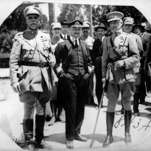 José Mendes Cabeçadas Júnior, ao centro, com os generais, Gomes da Costa, à esquerda, e Óscar Carmona, à direita, depois da conferência na Amadora, onde foi deliberada a formação dum triunvirato governativo.